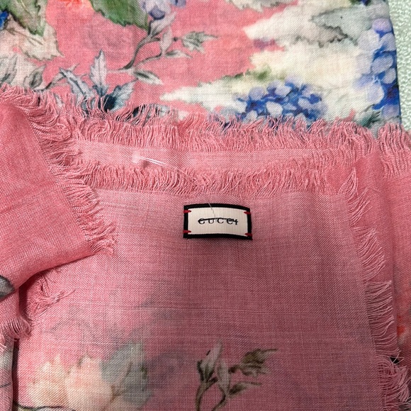 GUCCI Hortensal Pink Floral Scarf - Picture 3 of 5